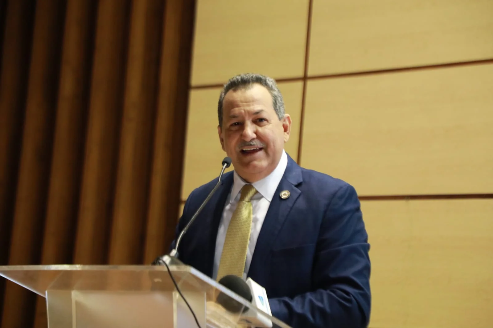 Porfirio Peralta hablando en un podio